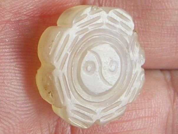 Agate with Yin Yang & Pakua – (5395)